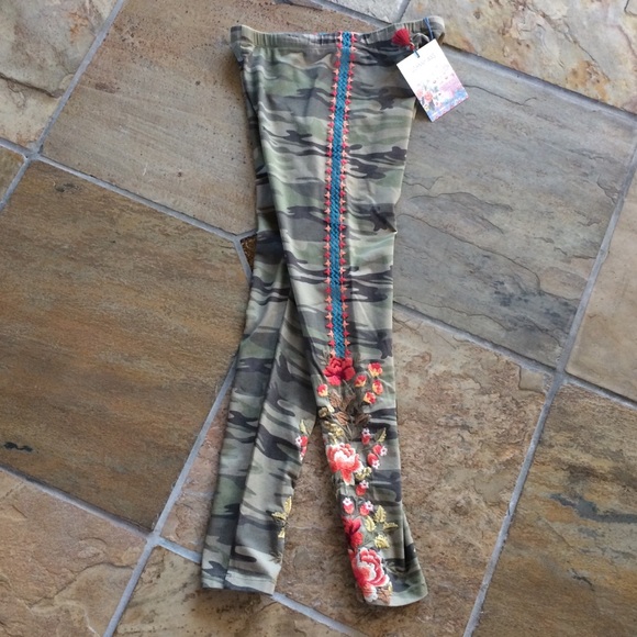 🍃💕NWT Johnny Was Embroidered Camo Legging - Picture 4 of 8